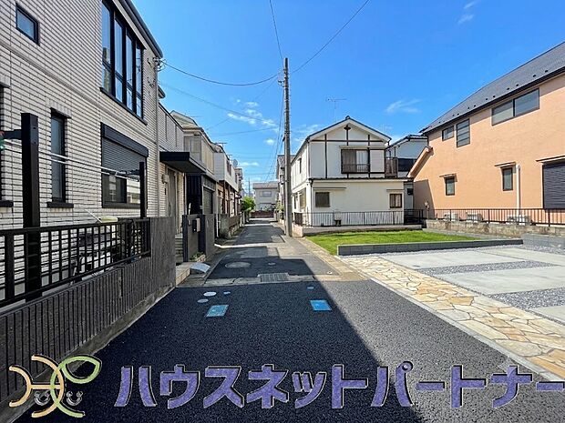 前面道路でお車を駐車するのも楽々。