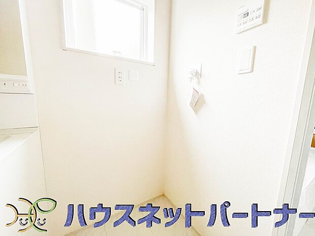 毎日使う洗濯機。しっかりと奥行きのある置き場が確保されています。