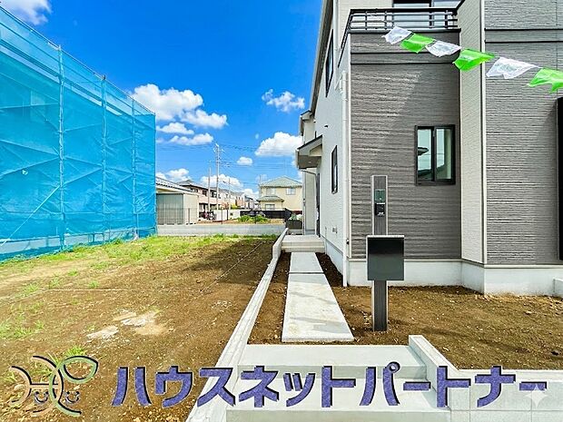 上質感漂う玄関へのアプローチ。居住者の帰り、訪れる方を優しく迎える・安らぎに満ちた生活空間を予感させる。健やかな暮らしを楽しめそう。