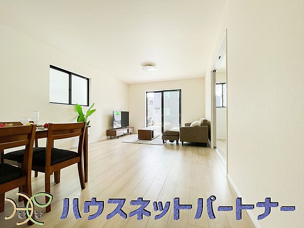 陽だまりのある光彩豊かなリビングは、何よりも快適で心休まる時間を過ごせます。