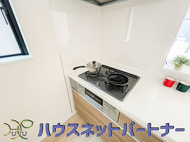 三口コンロで料理の幅を拡げてくれる使いやすいシステムキッチンを採用。洗い場も大きいので野菜や食器を洗ったりする際にも捗り、奥様の強い味方となってくれるはずです。