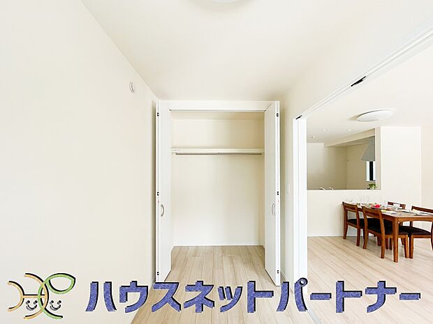 壁面クローゼットのメリットは、衣類が横一列に並ぶためひと目で洋服が選びやすいこと。衣類をたくさんお持ちの方も、限られたスペース内に無理なく収納することができます。