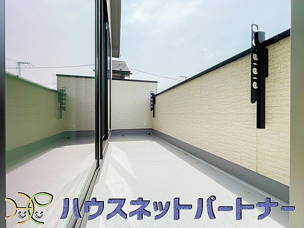 青い空が近くに感じるバルコニーは、爽やかな風をお部屋へ運んでくれます。