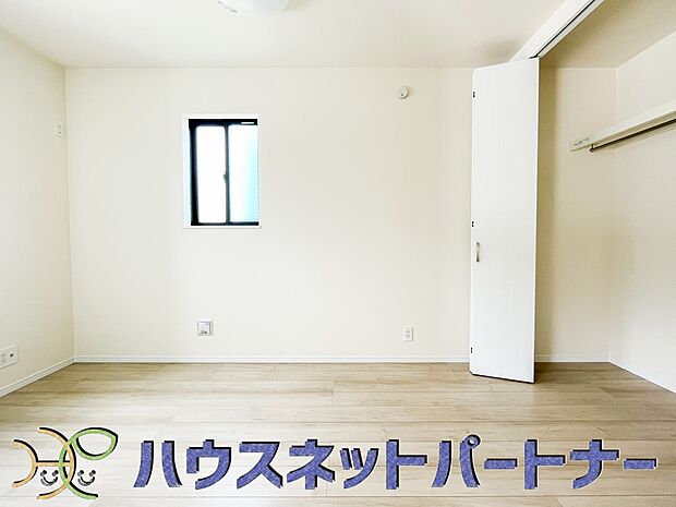 太陽の光がお部屋を照らしてくれます。こんな朝を迎えると今日一日を頑張ろうと思えてきますよね。