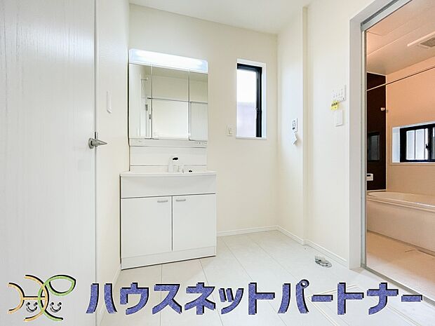 毎日使う洗濯機。しっかりと奥行きのある置き場が確保されています。