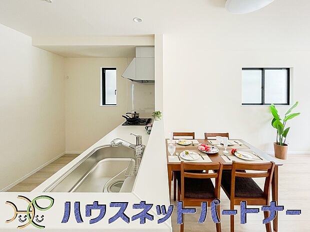 キッチンカウンターがあると配膳が楽なことがメリットの一つ。後片付けをするときも、ダイニングテーブルからあまり動かずに流し台へ運ぶことができるので便利です♪