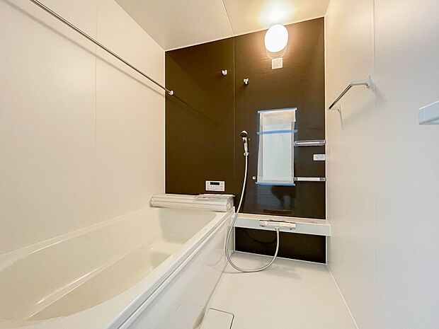 「浴室がジメジメしないので、掃除が楽になった」「いつでも洗濯物を干せるのが安心」「花粉症で外干しできないから便利」そんな声を多く頂いている、便利機能の浴室乾燥機付きです。