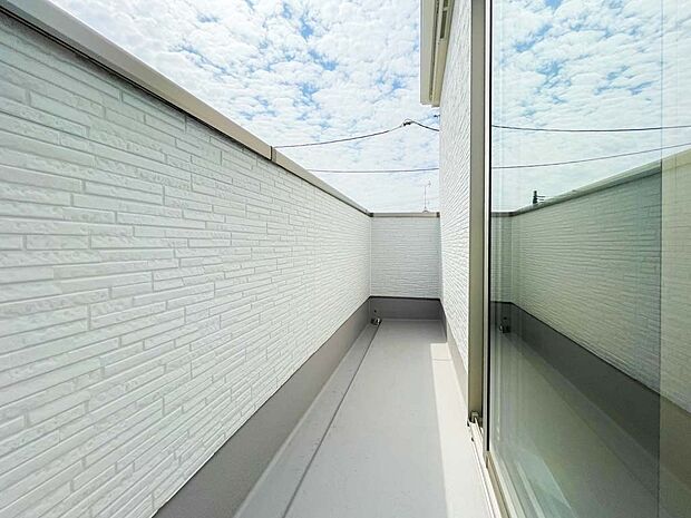 南バルコニーから差し込む陽光・通風は、住環境・快適性と共に有り続ける貴重な「財産」です。この新築戸建に住まう事で手に入れるものは、きっと日常にとっても貴重な存在となるはずです。