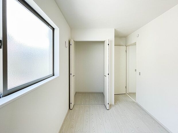 陽射しが差し込む明るいお部屋。朝は太陽の光を浴びて一日の始まりです。広いクローゼットも有難い。