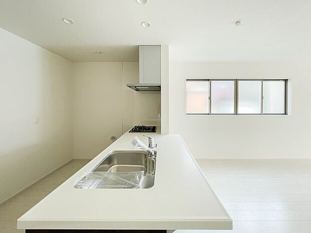 カウンターがあると配膳が楽なことがメリットの一つ。後片付けをするときも、ダイニングテーブルからあまり動かずに流し台へ運ぶことができるので便利です♪