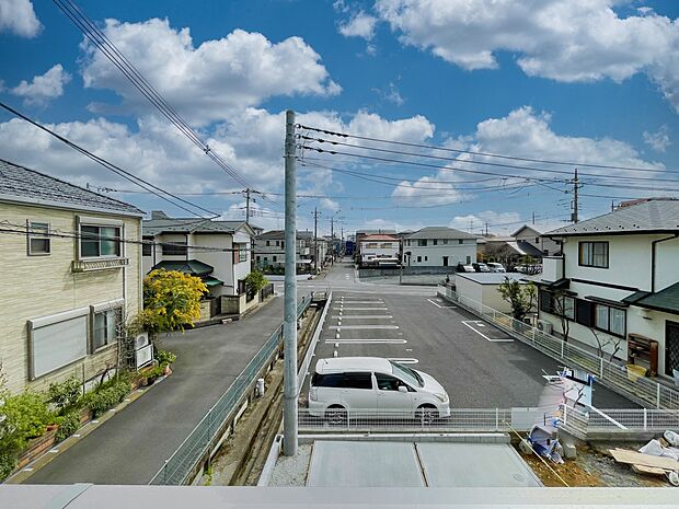 2階にあるバルコニーは太陽の光が燦々と降り注ぎ、毎日のお洗濯も快適に。太陽は心を元気にしてくれますよね。