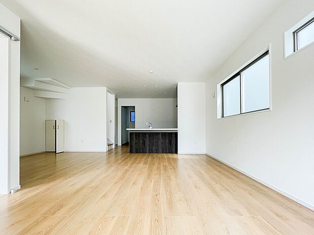 16.7帖のLDKは広々。光彩豊かでリラックスした空気がお部屋全体に広がります。