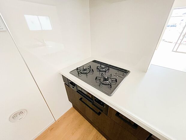 三口コンロで料理の幅を拡げてくれる使いやすいシステムキッチンを採用。洗い場も大きいので野菜や食器を洗ったりする際にも捗り、奥様の強い味方となってくれるはずです。