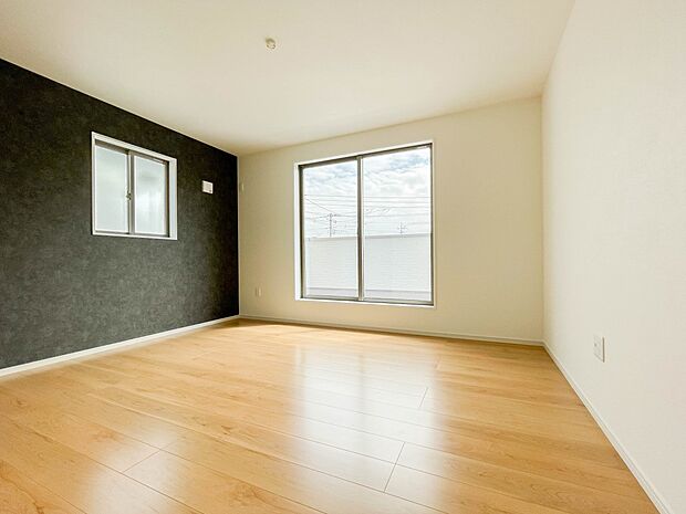 ベッドを置いて主寝室をイメージ。それでも広々してますね。