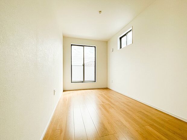 明るい窓のあるお部屋は子供部屋にぴったり。可愛い家具で素敵なお部屋に。