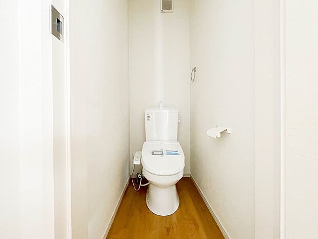快適な生活を送るための必須アイテムとなった洗浄機能付トイレ。おしり洗浄、ビデ洗浄、暖房便座の3つの機能を標準装備しています