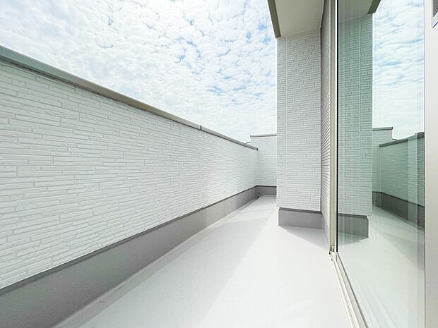 南バルコニーから差し込む陽光・通風は、住環境・快適性と共に有り続ける貴重な「財産」です。この新築戸建に住まう事で手に入れるものは、きっと日常にとっても貴重な存在となるはずです。