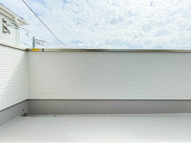 青い空が近くに感じるバルコニーは、爽やかな風をお部屋へ運んでくれます。