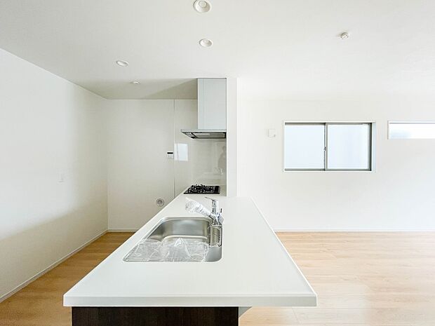 忙しい朝でも家族揃って食事をして頂ける、ゆとりある大きさのダイニングスペース。奥様の手料理をカウンター越しに受けとって頂き、テーブルで囲む素敵な時間を存分にお愉しみ下さい。