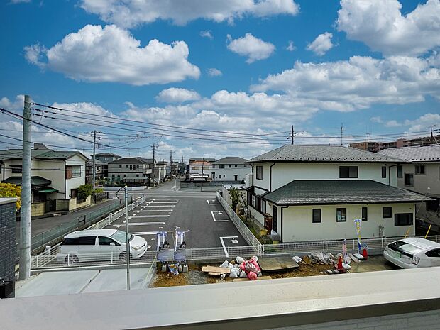 朝の澄んだ空気や、夕方に吹く清々しい風を五感で感じられるバルコニー。住まいの中で唯一屋外にあって、本当の自然を感じられるスペースです。