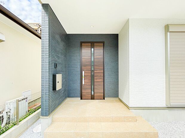 玄関の扉を開けると家族の待つお家。幸せを感じる瞬間です。