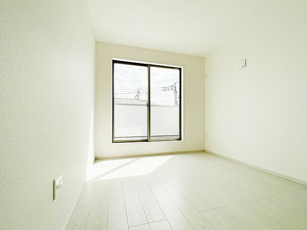 バルコニーに直接出入りできるお部屋です。ちょっと外の空気を吸いたい時や、ベランダでミニガーデニングなども楽しめそうです。