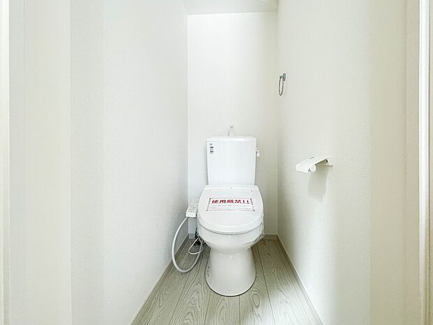 快適な生活を送るための必須アイテムとなった洗浄機能付トイレ。おしり洗浄、ビデ洗浄、暖房便座の3つの機能を標準装備しています