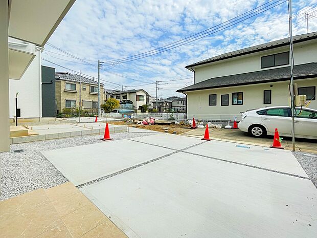 前面道路の日当たりの良い明るいお家。