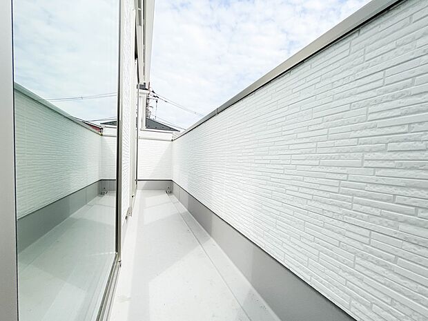 南向きバルコニーから明るい陽射しと爽やかな風がお部屋へと流れ込む、心地よい空間です。2部屋続きなのでお布団も沢山干せますね。