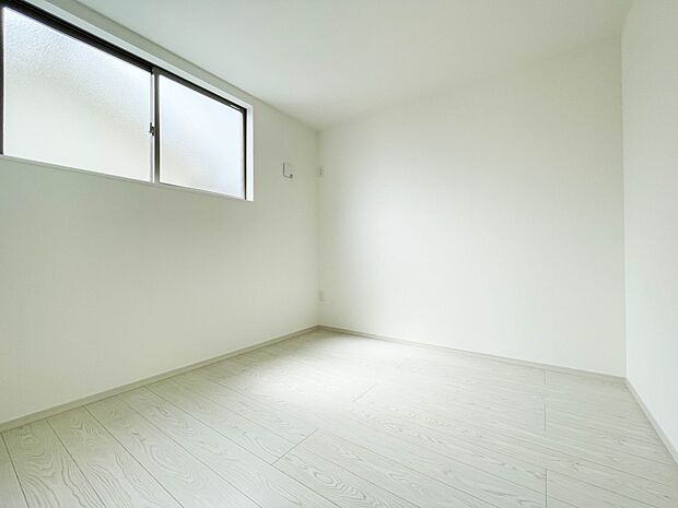 柔らかな日差しが入る洋室は落ち着いた雰囲気のお部屋です。ベッドを置いてゆったりと心も体も休まるお部屋へ。