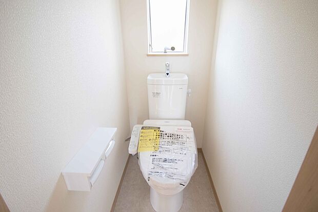 快適な生活を送るための必須アイテムとなった洗浄機能付トイレ。おしり洗浄、ビデ洗浄、暖房便座の3つの機能を標準装備しています。