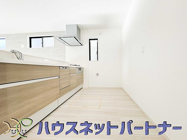 キッチン吊戸棚を無くす事によって、コミュニケーションを重視した設計に致しました。区画によって変わる一体感を、実際にご覧になって頂けましたらと思います。 