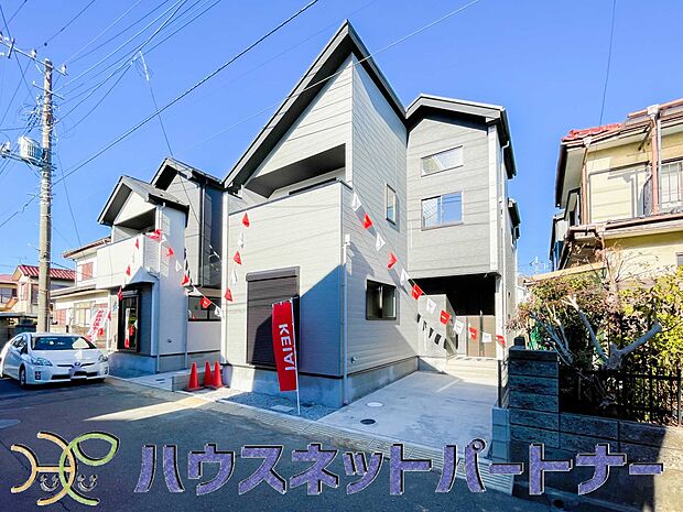 前面道路は6ｍあり広いので駐車も楽ちん。