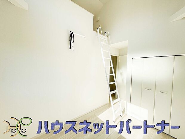 ロフトへはこのハシゴを使って行き来します。