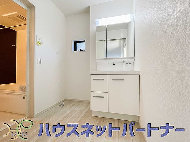 毎日使う洗濯機。しっかりと奥行きのある置き場が確保されています。