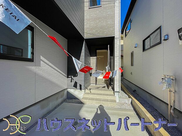 上質感漂う玄関へのアプローチ。居住者の帰り、訪れる方を優しく迎える・安らぎに満ちた生活空間を予感させる。健やかな暮らしを楽しめそう。