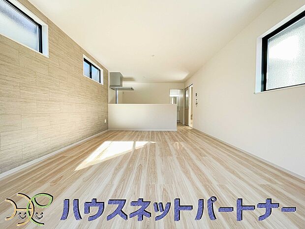 17帖のLDKは広々。光彩豊かでリラックスした空気がお部屋全体に広がります。