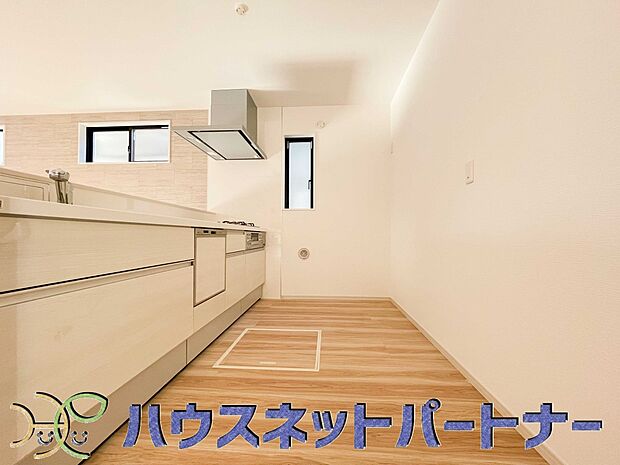 明るい自然光が入る作業スペースを多くとったキッチン採用。夫婦揃ってキッチンに立っても調理がしやすく、家事をしながら会話も弾みます。食器類もすっきりと片付く収納力。