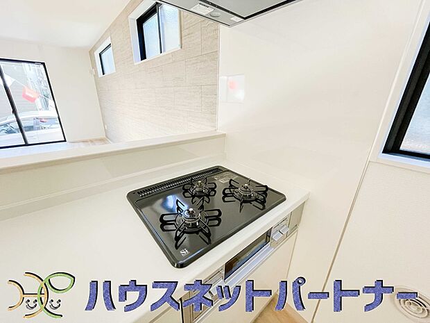 三口コンロで料理の幅を拡げてくれる使いやすいシステムキッチンを採用。洗い場も大きいので野菜や食器を洗ったりする際にも捗り、奥様の強い味方となってくれるはずです。