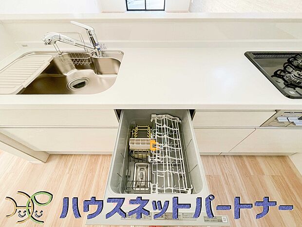 ビルトイン食器洗乾燥機完備。家事のお手伝いをしてくれる奥様の味方です。食器を洗っている間にお掃除など、様々なシーンで家事の時短に役立つ食洗機。省スペースのビルトインタイプを採用致しました。