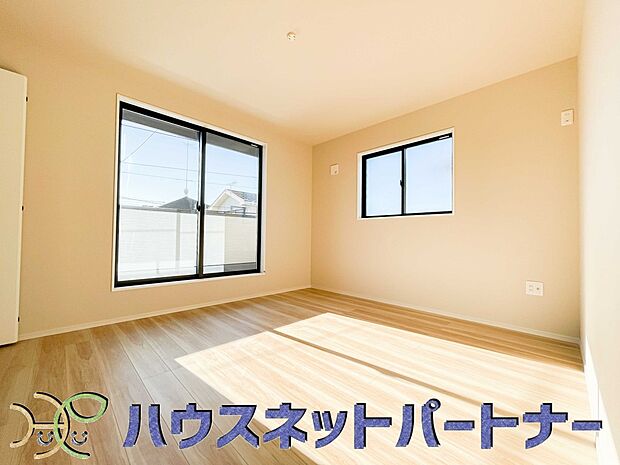 バルコニーに直接出入りできるお部屋です。ちょっと外の空気を吸いたい時や、ベランダでミニガーデニングなども楽しめそうです。