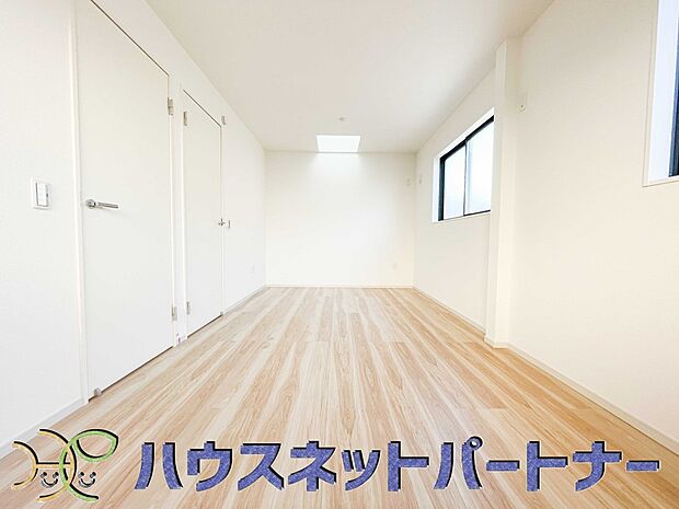 将来部屋を間仕切りすることを想定し、1フロアにドアを2つ設置してあります。購入時は使い勝手のいい大きなワンルームとして使用し、お子様が成長した際に2部屋としてご利用いただけます。