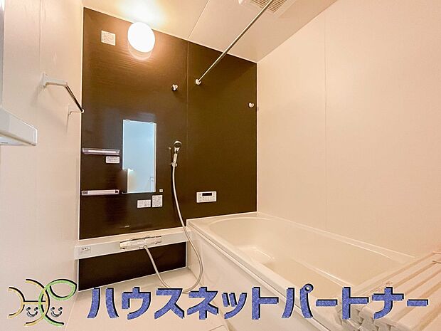 冬場にはヒヤッとしないように暖房機能、梅雨の時期には乾燥等、機能的で清潔感溢れる浴室。快適・清潔な空間で心も体もオフになる時間を楽しむことが可能です。