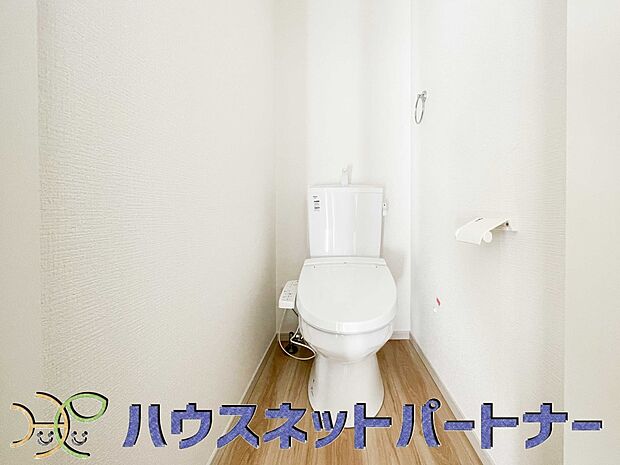 快適な生活を送るための必須アイテムとなった洗浄機能付トイレ。おしり洗浄、ビデ洗浄、暖房便座の3つの機能を標準装備しています