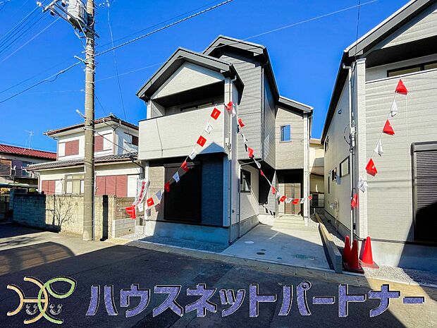 堂々たる趣ながら、主張し過ぎずどこか余裕を感じさせるシャープなフォルムで佇む邸宅は、晴天の空と照らし合わせる事で、本来あるべき完成形の姿を見せてくれます。