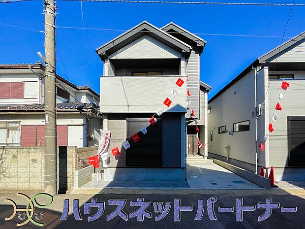 街に溶け合う美しい景観と、採光や風通しを考えて設計された間取り。近隣の視線を考え調整した窓位置など、外観だけでなく、住まうご家族の心地よさを最優先しました。