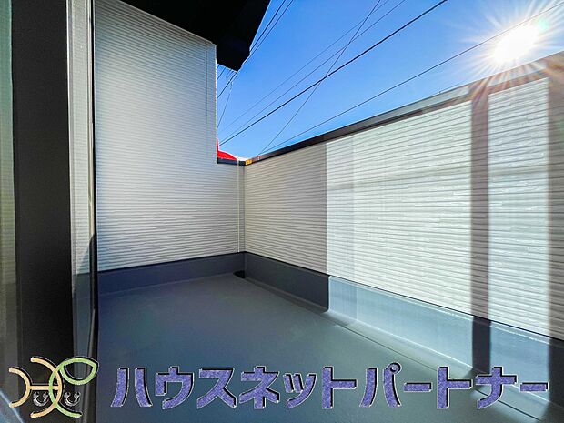 南バルコニーから差し込む陽光・通風は、住環境・快適性と共に有り続ける貴重な「財産」です。この新築戸建に住まう事で手に入れるものは、きっと日常にとっても貴重な存在となるはずです。