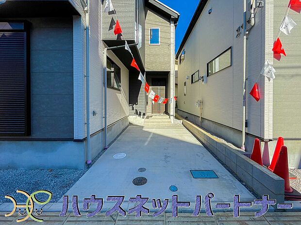 通勤や家族の送迎など、毎日の生活にマイカーが欠かせない方にとって駐車場は大事な条件。敷地内にカースペースがあれば、お出かけやお買い物の際の搬入出もらくらくです。