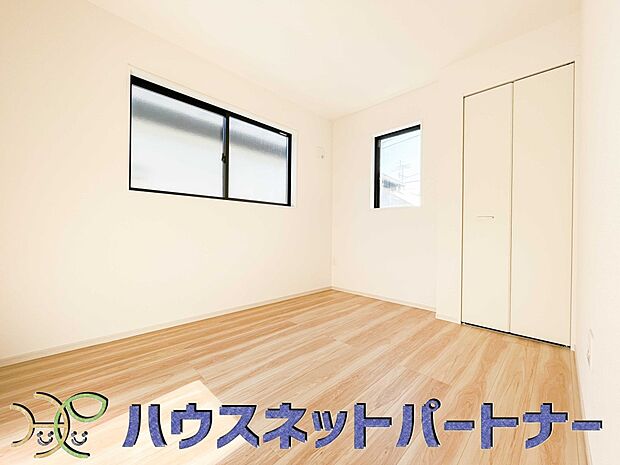 独立性を高めたお部屋。たっぷりの収納も配備しており、片付いた空間を現実出来そう。陽光も降り注ぐ明るく開放的な空間が魅力的。