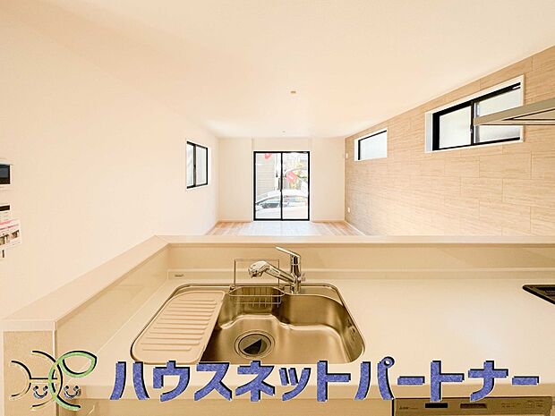 家族の様子を見ながらキッチンでお料理。一日の出来事を会話しながらの家事は嬉しいコミュニケーション。